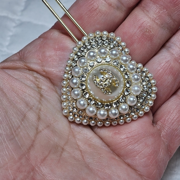 <AUTH> Chanel Vintage Pearl and Gold Heart Hair Clip Barette Like New Stamped - Picture 3 of 9